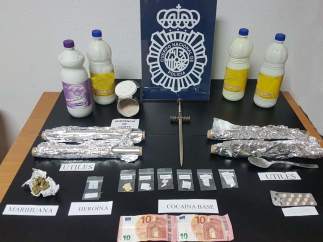 Droga y dinero intervenido durante la operación policial