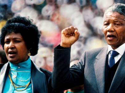 Nelson Mandela junto a su esposa Winnie Mandela