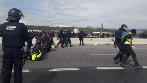 Los Mossos d'Esquadra desalojan a manifestantes que cortaban la AP-7. Los Mossos d'Esquadra desalojan a manifestantes que cortaban la AP-7.