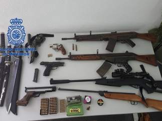 Armas que entregó la mujer a la policía