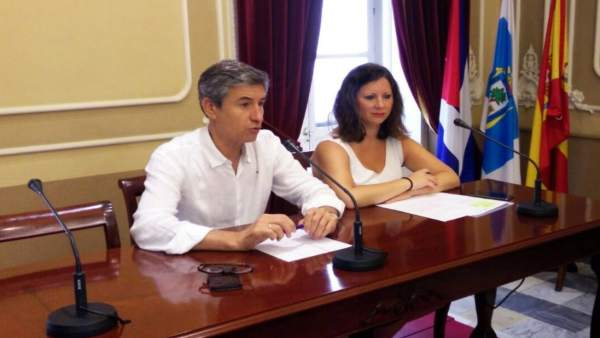 Portavoz de Cs en Cádiz, Juan Manuel Pérez Dorao, y la edil Fernández Trujillo Portavoz de Cs en Cádiz, Juan Manuel Pérez Dorao, y la edil Fernández Trujillo