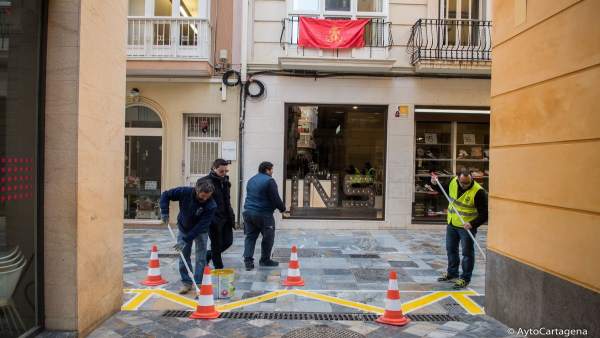 Operarios pintan delimitaciones de terrazas para Semana Santa Operarios pintan delimitaciones de terrazas para Semana Santa
