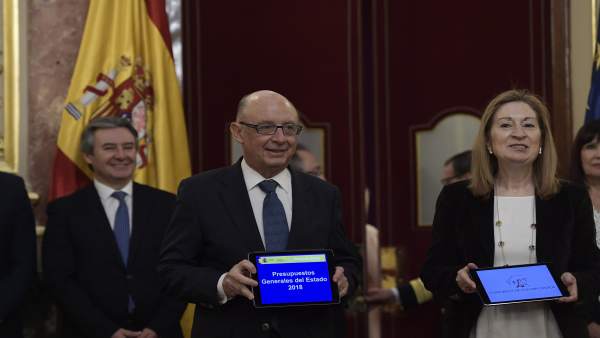 Cristóbal Montoro entrega los Presupuestos de 2018 a Ana Pastor Cristóbal Montoro entrega los Presupuestos de 2018 a Ana Pastor