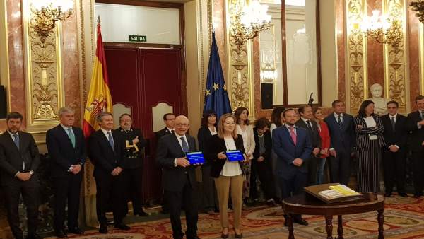 Montoro, entrega los PGE de 2018 en el Congreso Montoro, entrega los PGE de 2018 en el Congreso
