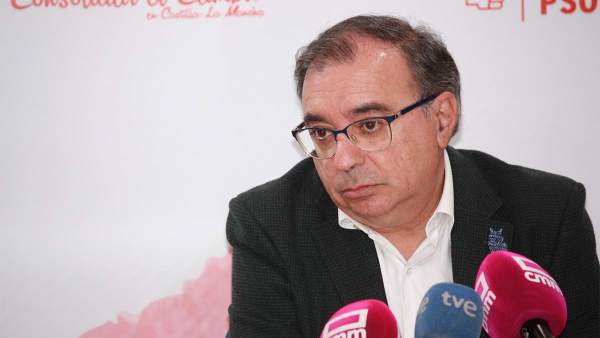 El diputado del PSOE Fernando Mora en rueda de prensa El diputado del PSOE Fernando Mora en rueda de prensa