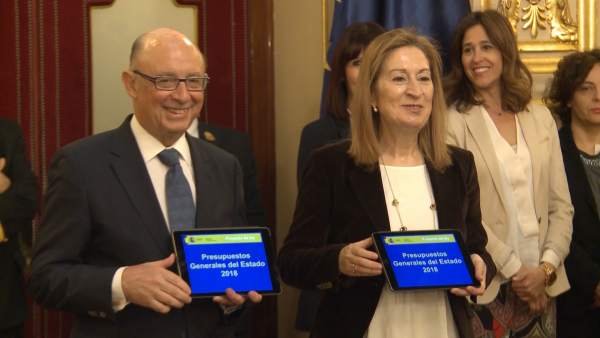 Cristobal Montoro entrega los Presupuestos Generales del Estado 2018 Cristobal Montoro entrega los Presupuestos Generales del Estado 2018