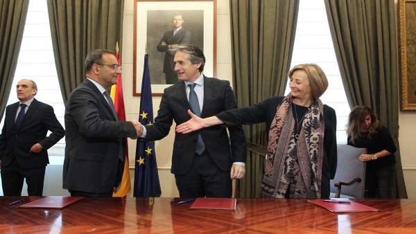 Íñigo de la Serna firma protocolos de colaboración con Asturias y Avilés Íñigo de la Serna firma protocolos de colaboración con Asturias y Avilés