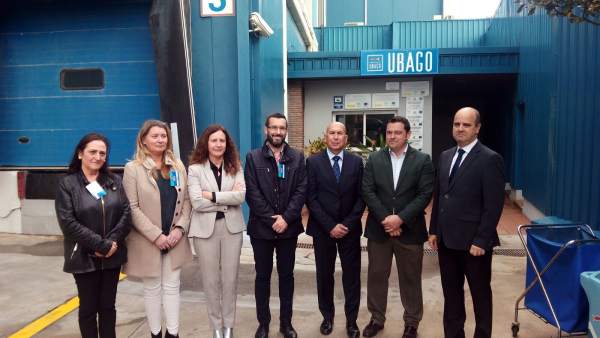 La delegada de Educación y el alcalde de La Línea en la empresa Ubago La delegada de Educación y el alcalde de La Línea en la empresa Ubago