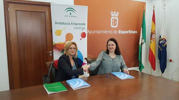 Firma del convenio de instalación del punto de información de Andalucía Emprende Firma del convenio de instalación del punto de información de Andalucía Emprende