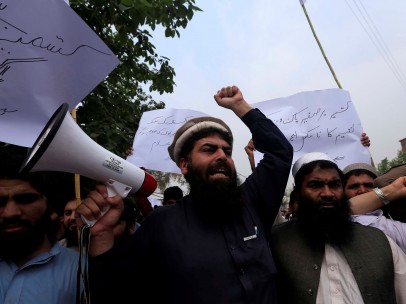 Un grupo de hombres protesta en las calles de Pakistán.