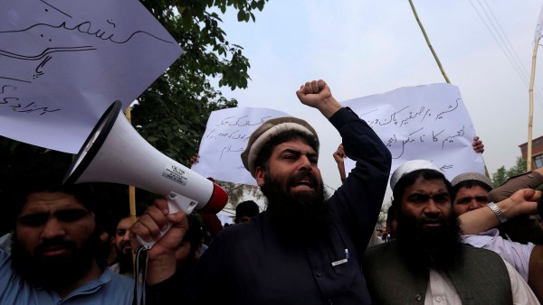 Un grupo de hombres protesta en las calles de Pakistán. Un grupo de hombres protesta en las calles de Pakistán.