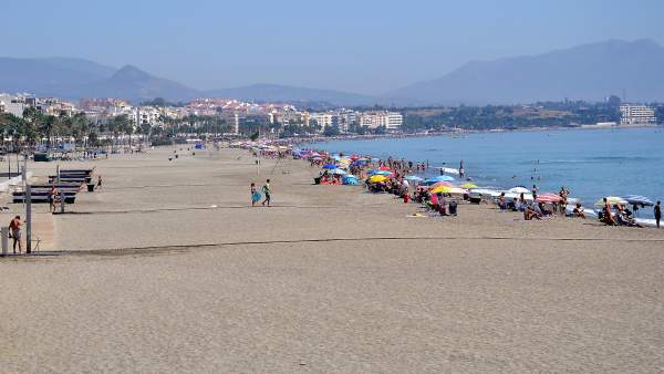 Playa turismo turistas sol Málaga Estepona arena mediterráneo mar Playa turismo turistas sol Málaga Estepona arena mediterráneo mar