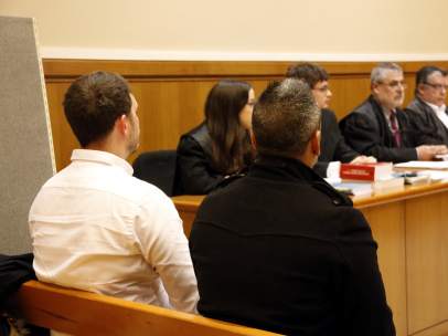 Los dos sanitarios juzgados por abusar de una mujer en una ambulancia, justo antes de comenzar el juicio en la Audiencia de Barcelona.