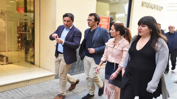 La delegada de Empleo con el alcalde de Cádiz La delegada de Empleo con el alcalde de Cádiz