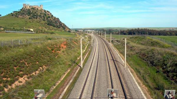 Las vías del AVE en Almodóvar, donde ADIF prevé invertir 12,4 millones Las vías del AVE en Almodóvar, donde ADIF prevé invertir 12,4 millones