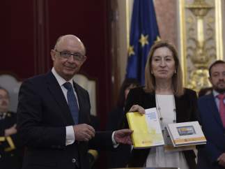 Cristóbal Montoro entrega los Presupuestos de 2018 a Ana Pastor