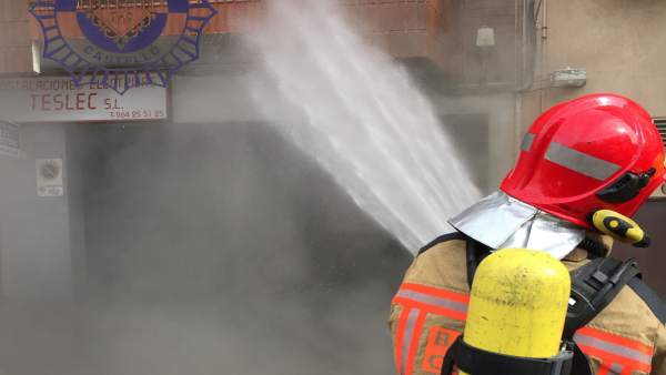 LOS BOMBEROS SOFOCAN EL INCENDIO DE UN GARAJE LOS BOMBEROS SOFOCAN EL INCENDIO DE UN GARAJE