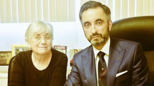 La exconsellera de enseñanza, Clara Ponsatí y su abogado, Aamer Anwar. La exconsellera de enseñanza, Clara Ponsatí y su abogado, Aamer Anwar.
