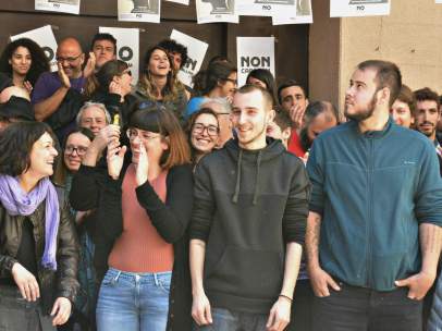 Los raperos Pablo Hasél y Elgio rodeados de miembros del colectivo No Callarem.