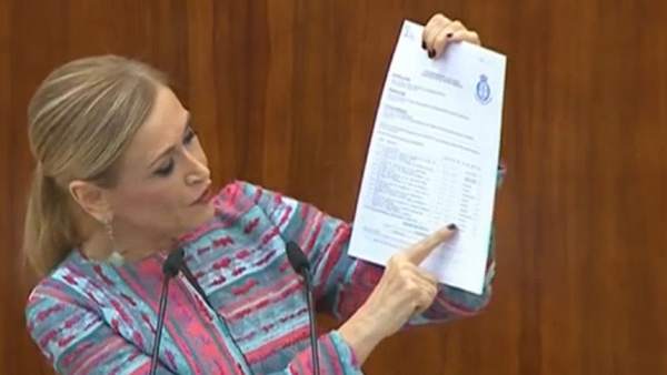 Cifuentes: "El título es perfectamente real y legal" Cifuentes: "El título es perfectamente real y legal"