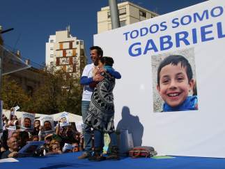 Los padres de Gabriel se abrazan emocionados ante el cariño de miles de personas
