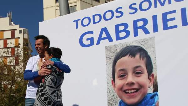 Los padres de Gabriel se abrazan emocionados ante el cariño de miles de personas Los padres de Gabriel se abrazan emocionados ante el cariño de miles de personas