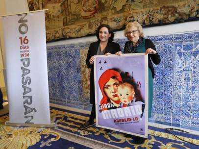 Ada Colau y Manuela Carmena durante la presentación de la muestra 'No pasarán'