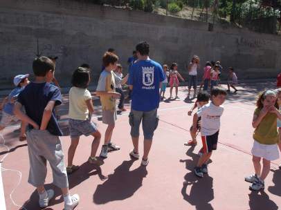 Niños juegan al fútbol en un colegio de Madrid