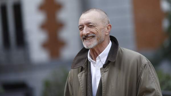 Arturo Pérez-Reverte presenta su nuevo libro Los perros duros no bailan Arturo Pérez-Reverte presenta su nuevo libro Los perros duros no bailan