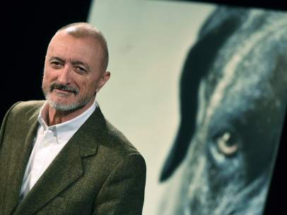 El escritor Arturo Pérez-Reverte presenta su novela negra 'Los perros duros no bailan'.