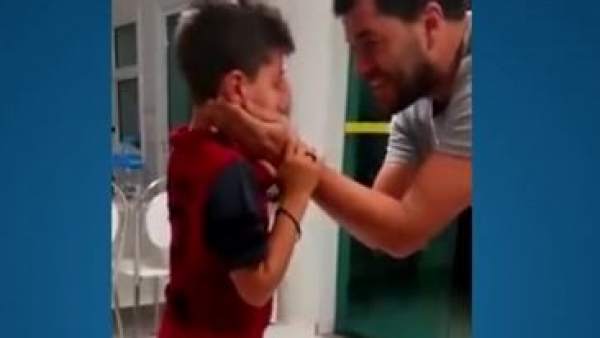 La reacción de un niño sordo cuando vuelve a oír. La reacción de un niño sordo cuando vuelve a oír.