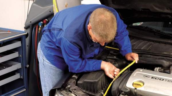 Hombre reparando coche. Hombre reparando coche.