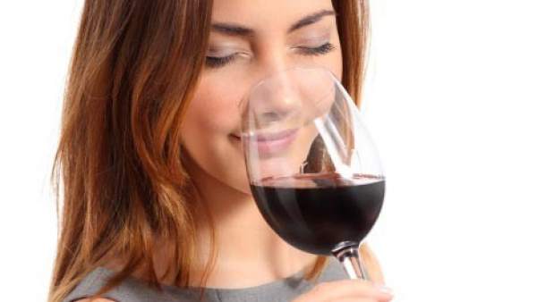 Mujer bebe vino Mujer bebe vino