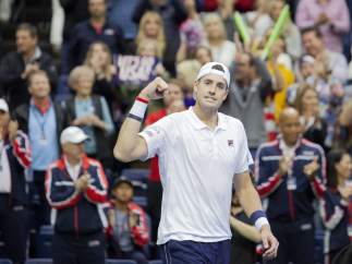 Isner celebra su victoria en la Davis