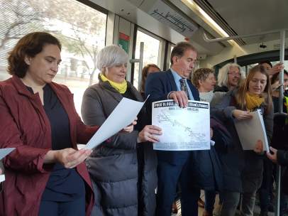 Alcaldes metropolitanos en el tranvía para defender su conexión.