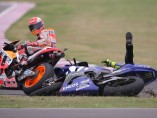 Italia clama contra Márquez y le acusa de "embestir" a Rossi