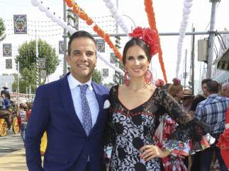 Nuria Fergó y acompañante Feria de Abril.