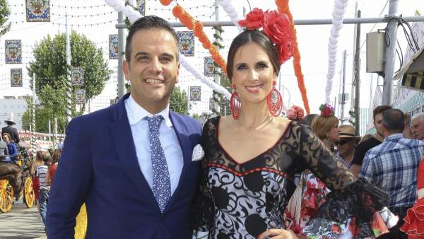 Nuria Fergó y acompañante Feria de Abril. Nuria Fergó y acompañante Feria de Abril.
