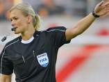 Investigan los insultos a la árbitra Bibiana Steinhaus en el campo del Borussia Mönchengladbach