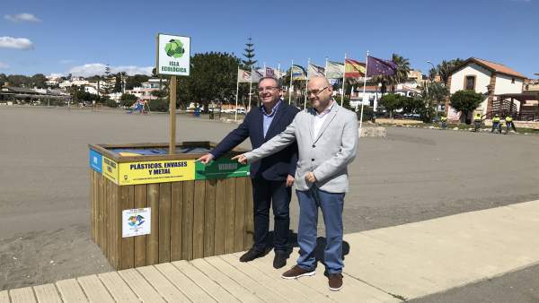 El diputado Francisco Delgado Bonilla en el nuevo punto de recogida El diputado Francisco Delgado Bonilla en el nuevo punto de recogida
