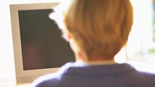 Un menor navega por internet Un menor navega por internet
