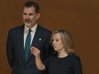 El rey Felipe junto a la directora de la Escuela Judicial, Gema Espinosa, esposa del magistrado del Tribunal Supremo Pablo Llarena.