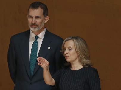 El rey Felipe junto a la directora de la Escuela Judicial, Gema Espinosa, esposa del magistrado del Tribunal Supremo Pablo Llarena.