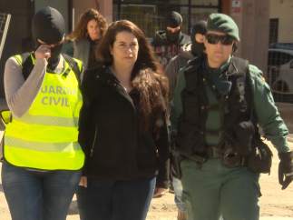 La Guardia Civil detiene a una integrante de los CDR en Viladecans (Barcelona).