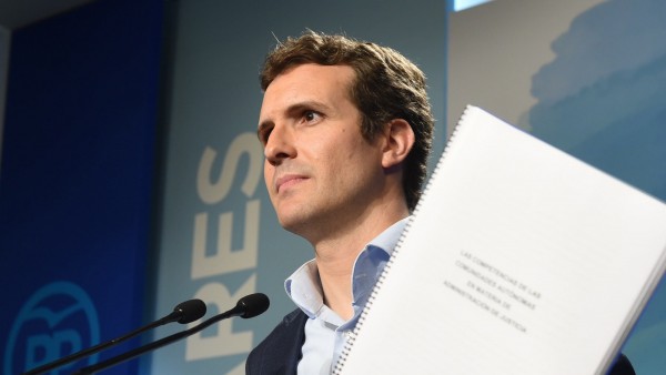 Pablo Casado muestra toda la documentación de su máster. Pablo Casado muestra toda la documentación de su máster.