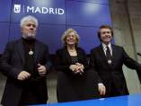 Carmena da a Almodóvar y a Raphael sus títulos de hijos adoptivos de Madrid