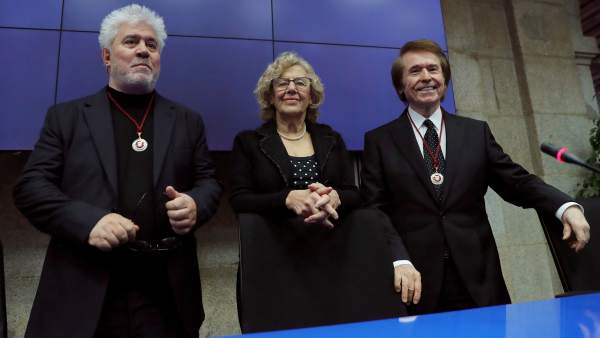 El cineasta Pedro Almodóvar (i) y el cantante Raphael (d) han sido nombrados hoy Hijos Adoptivos de Madrid por sus extraordinarias trayectorias artísticas en una sesión plenaria presidida por la alcaldesa, Manuela Carmena, que ha considerado una honra para los madrileños tener como vecinos a los condecorados