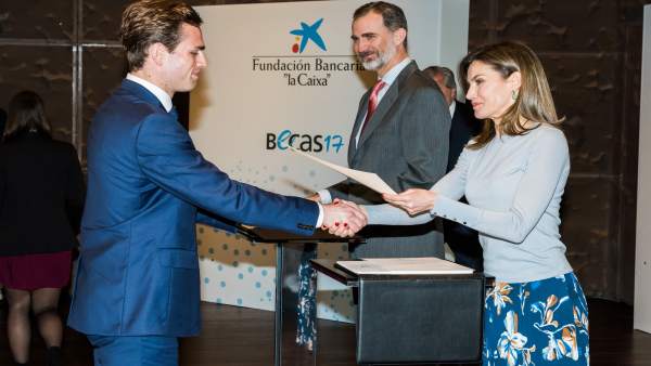 Los reyes entregan los diplomas Los reyes entregan los diplomas