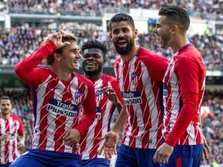 Antoine Griezmann celebra un gol junto a sus compañeros.