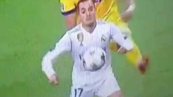 Penalti de Benatia a Lucas Vázquez Penalti de Benatia a Lucas Vázquez